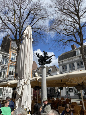 ThP 230411 Maastricht - Onze Lieve Vrouweplein - Jupiter tussen de terrassen.