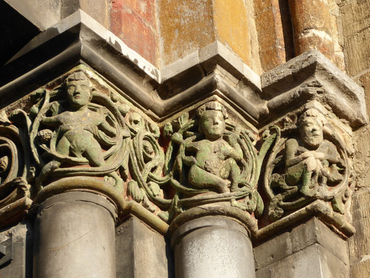 191205 Maastricht - Hoekkapitelen van het Bergportaal