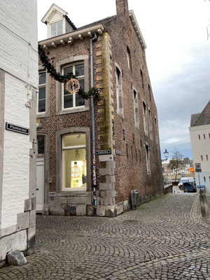 ThP 221219 Maastricht - Kruising Plankstraat-Eksterstraat met (dwars) de Stokstraat. Hier bevindt zich een (of meer) wolkende Energielijn(-en). Nog eens nader onderzoeken.