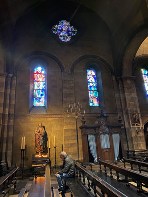 ThP 221219 - Maastricht - OLV-basiliek - Beide glas-in-loodramen van dit pseudotransept liggen op Krijglijn1. Idem de Madonna met de Inktpot en de afbeelding van Jezus op de biechtstoel.