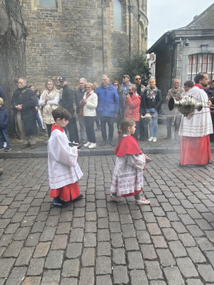 ThP 230410 Maastricht - Het wierookvat gaat horizontaal in de Sacramentsprocessie. De twee allersnoezigste misdienaartjes dragen mogelijk relieken.