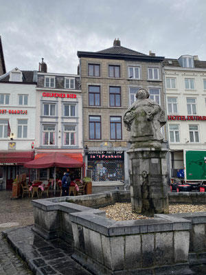 ThP 221219 Maastricht - Markt- Fontein met 't Mooswief - Eerbetoon door Charles Vos (1953) aan de groenteverkoopsters op de Markt.