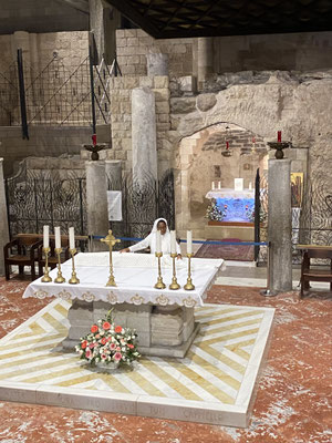 ThP 230602 Israël - Nazareth - De Kerk van de Annunciatie - Achter het bijna opgeruimde altaar de Grot of woning van Maria
