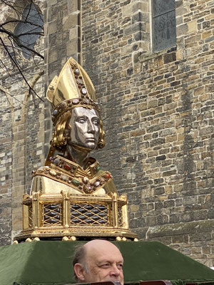 ThP 230410 Maastricht - Sacramentsprocessie - De reliekbuste van Sint-Lambertus.