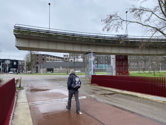 ThP 230326 - Maastricht - Aad op de fietsbrug naast De Krul.