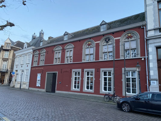 ThP 230419 Maastricht - Vrijthof - Van kanunnikenhuis Prima Porta tot Museum aan het Vrijthof - Ambiance zowel voor Keizer Karel V als koning Philips II van Spanje.