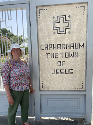 Aad 230601 Israël - Capharnaum - Thea-Warrior bij de stad van Jezus.