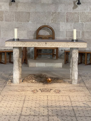 ThP 230601 Israël - Tabgha - Kerk van Vermenigvuldiging - Altaar met daaronder de vereerde rots en ervoor het mozaïek van de broodmand en de vissen uit de zesde eeuw.