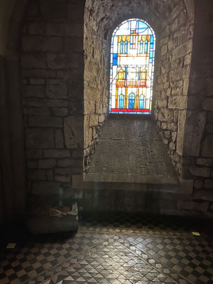 ThP 230401 - Maastricht - Crypte Onze Lieve Vrouwebasiliek. De grenzen van GHL 1 terzijde van het glas in loodraam Gouden Huis.