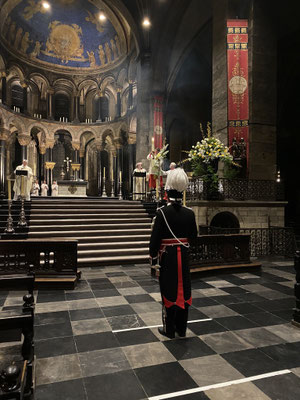 ThP 230408 Maastricht - De Paaskaars wordt op het priesterkoor op de standaard gezet.