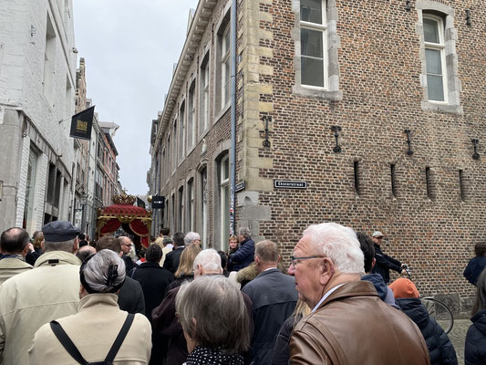 ThP 230410 Maastricht - Sacramentsprocessie - Over het kruispunt Stokstraat - Eksterstraat loopt een van de twee Krijglijnen: de sprookjesachtig Warme Energielijn..