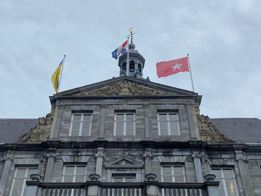ThP 221219 Maastricht - Fronton van het Stadhuis op de Markt.