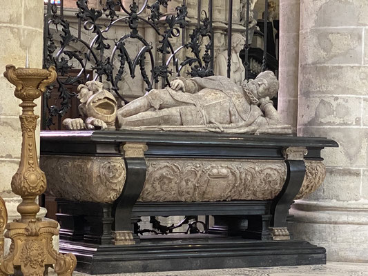 ThP 230630 Brussel - Kathedraal - Koor - Grafmonument voor aartshertog Ernst van Oostenrijk - Gemaakt in 1601 in opdracht van zijn broer Albrecht van Oostenrijk - Uit het atelier van Robrecht de Nole.
