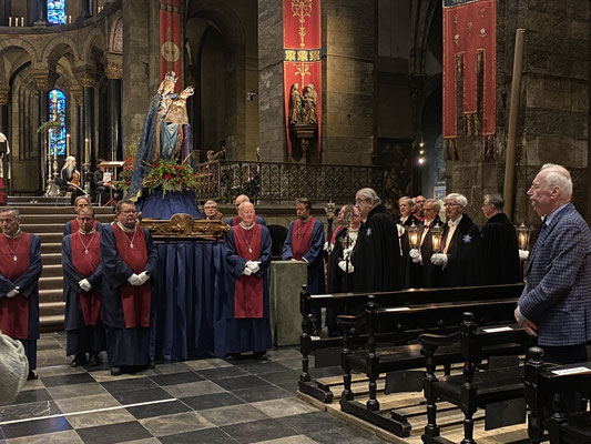 ThP 230529 Maastricht  - Onze Lieve Vrouwebasiliek - Dragers en Broederschap met het Genadebeeld Onze Lieve Vrouw Sterre der Zee.