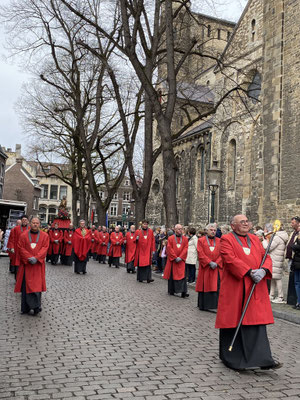 ThP 230410 Maastricht - Sacramentsprocessie - Het Dragersgilde Heilige Petrus.