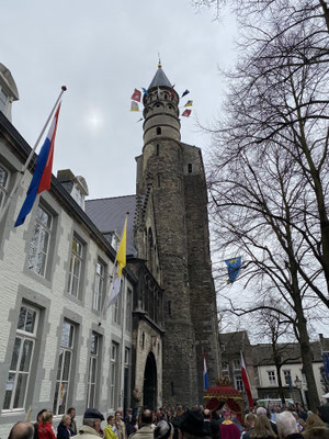 ThP 230410 Maastricht - Einde van de Sacramentsprocessie: beierende klokken verwelkomen ons bij de Onze Lieve Vrouwebasiliek.