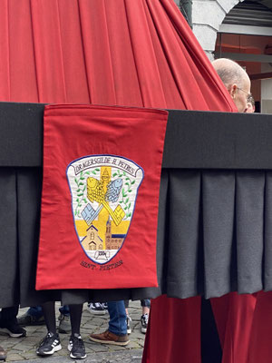 ThP 230410 Maastricht - Sacramentsprocessie - Embleem van het Dragersgilde Heilige Petrus. Petrus heeft de sleutels van de hemelpoort.