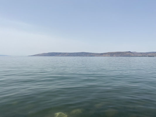 ThP 230601 Israël- Capharnaum - Rechts, aan de zuidwestkant, ligt Tiberias tegen de heuvel aan. Donker is daar de steile bergwand te zien waarmee ik als ik-Petrus tijd en plaats op het Meer kon bepalen.