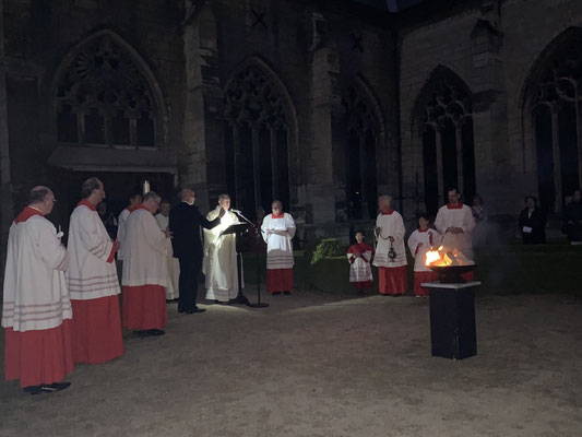 ThP 230408 Maastricht - Pandhof Onze Lieve Vrouwebasiliek - Pastoor Jan Vries spreekt de zegening over het vuur uit.