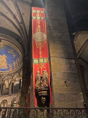 ThP 221218 Maastricht - Onze Lieve Vrouwebasiliek - Sint-Anna-te-Drieën voor het rode banier.