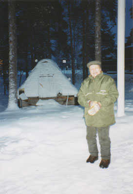 Jokkmokk - 4 januari 2001 - De oude Petter buiten bij het Ájtte Museum.