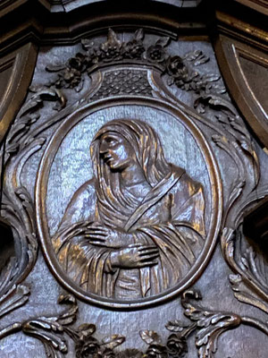ThP 230325 Maastricht - Onze Lieve Vrouwebasiliek - Biechtstoel in de zuiderzijbeuk, medaillon met Maria Magdalena. Biechtstoel geheel op Krijglijn2.