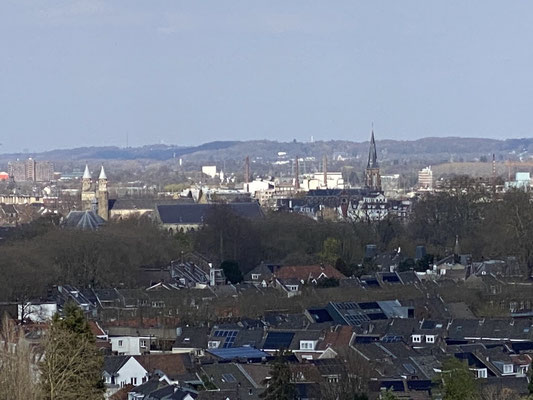ThP 230409 Uitzicht vanaf Fort Sint-Pieter op Maastricht; op de Onze Lieve Vrouwebasiliek en (rechts) de toren van de Sint-Martinus.