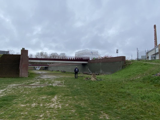 ThP 230326 - Maastricht - Een 120 meter lange droge gracht verbindt de Lage Fronten met de Hoge.
