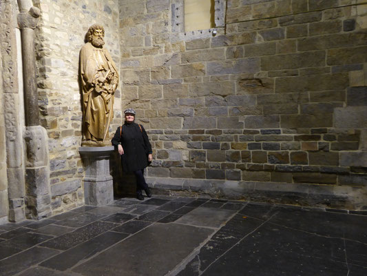 191204 Maastricht - Sint-Servaasbasiliek - Noordwestportaal - Thea naast de heilige Petrus.