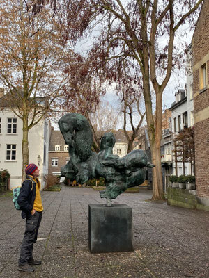 ThP 221219 Maastricht -  Plein Op de Thermen - Beeldhouwer Arthur Spronken - Amazone te paard - Onthuld op 13 april 1973 - brons.