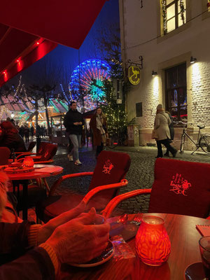 ThP 221217 Maastricht - Terras van Basilica in de Platielstraat met zicht op het café In den Ouden Vogelstruys en op Magisch Maastricht op het Vrijthof.
