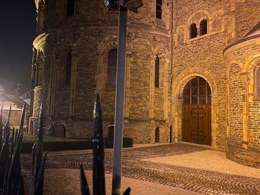 Aad 221218 Maastricht- Apsis OLV-basiliek - Thea bij de meest zuidelijke grens van de Geloof-Hoop-en-Liefdelijnen.