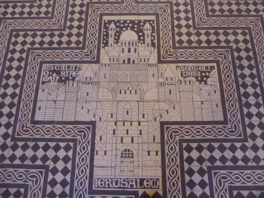 Labyrinth in het Bergportaal - Eindigen in Jeruzalem, voorafbeelding van het Heilige Jeruzalem.
