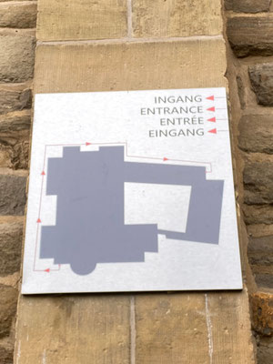 ThP 221219 Sint-Servaasbasiliek - Geen ingang aan de Vrijthofkant, omlopen naar het Keizer Karelplein en daar door 