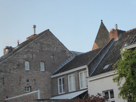 191205 Maastricht - Zicht op de noordelijke apsistoren vanuit het kamerraam van easyHotel.