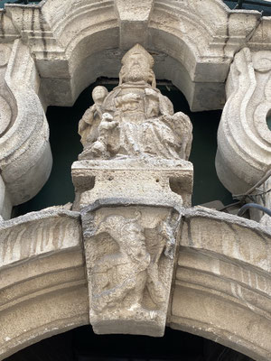 ThP 230630 - Brussel - Impasse Saint-Nicolas - De Sint met de Nar eronder.