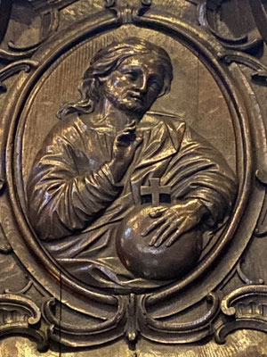 ThP 230325 Maastricht - Onze Lieve Vrouwebasiliek - Biechtstoel in de zuiderzijbeuk, medaillon met de zegenende Jezus als Redder van de Wereld. De oostkant van de biechtstoel tot en met dit medaillon ligt op Krijglijn1.