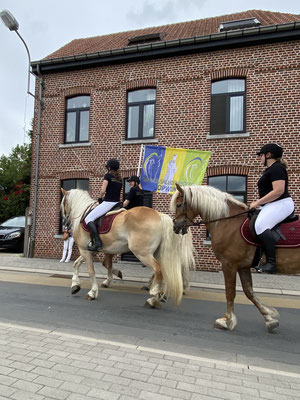 Opwijk - Sint-Paulus-Paardenprocessie - 26 juni 2022 - Vaandel van de Sint-Paulus-Paardenprocessie.
