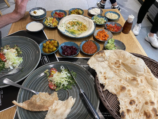 ThP 230531 Israël - Tiberias - Verrukkelijk eten bij restaurant Simha and Sons Grill.