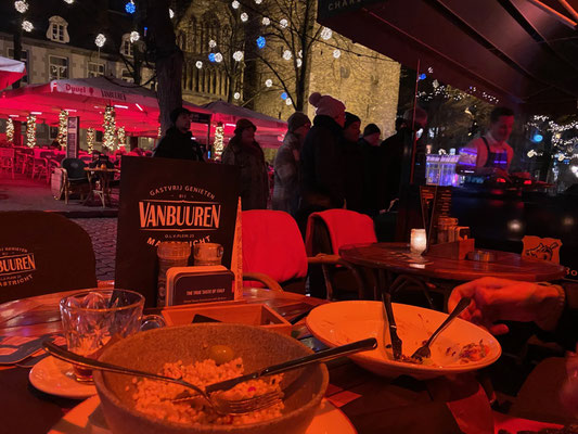 ThP 221218 Maastricht - Onze Lieve Vrouweplein - Diner bij Van Buren.