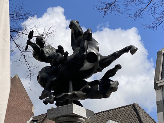 ThP 230411 Maastricht - Onze Lieve Vrouweplein - Oppergod Jupiter rijdt door de wolken.
