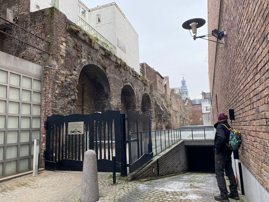 ThP 221218 Maastricht - Achterzijde van de huizen aan de zuidzijde van de Grote Gracht. Op de achtergrond de toren van het Stadhuis.