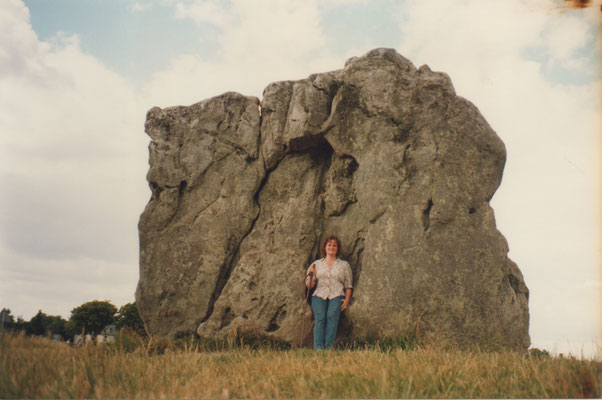 24 juli 1996  - De Steencirkel van Avebury - Thea zittend in de grootste megaliet (door christenen The Devil's Chair gedoopt), daar waar de twee energielijnen Mary and Michael elkaar ontmoeten.