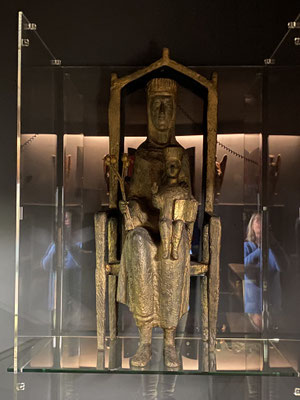 230411 Maastricht - Schatkamer Onze Lieve Vrouwebasiliek - Maria Sedes Sapientiae uit de tweede helft van de twintigste eeuw.