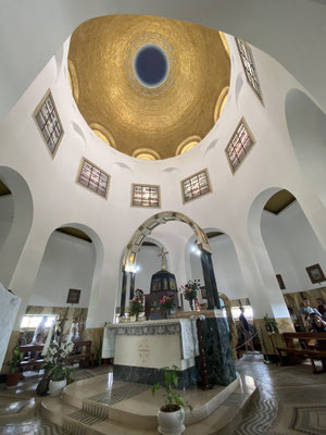 ThP 230601 - Israël - Bergredekerk - Het altaar met daarboven de goudschitterende mozaïekkoepel.