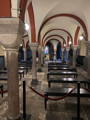 ThP 230629 Maastricht - Onze Lieve Vrouwebasiliek - Op de lichte tegels voor de derde pilaar bevindt zich het Wateretherpunt.
