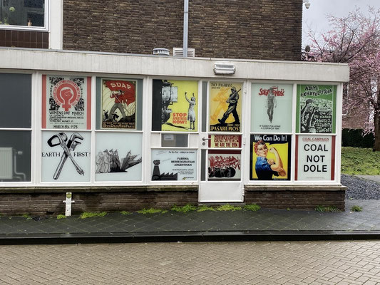 ThP 232026 Maastricht - Sphinxkwartier - Beroemde posters tonen de door mensen gevoerde strijd. Zij-ingang? van UNU-MERIT - Een samenwerkingsverband tussen de United Nations University en de Universiteit Maastricht.
