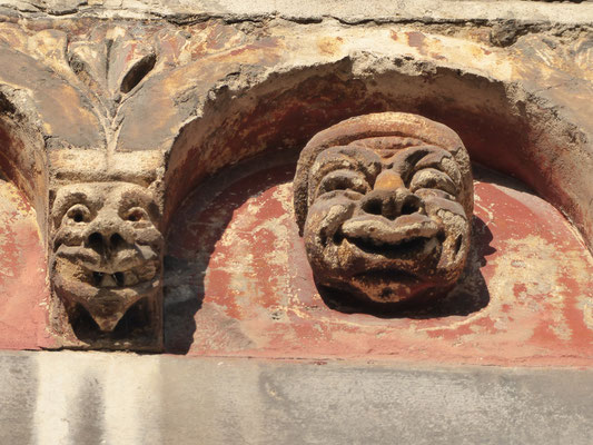 191205 Maastricht - 'Kopjes' aan de bovenrand van het Bergportaal.