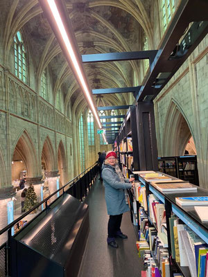Aad 221218 Maastricht - Boekhandel Dominicanen - Grandioos lijnenspel en Thea-Warrior uitgedaagd door rijen boeiende boeken.