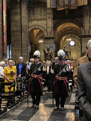 ThP 230529 Maastricht - Onze Lieve Vrouwebasiliek - De suisses gaan voorop.